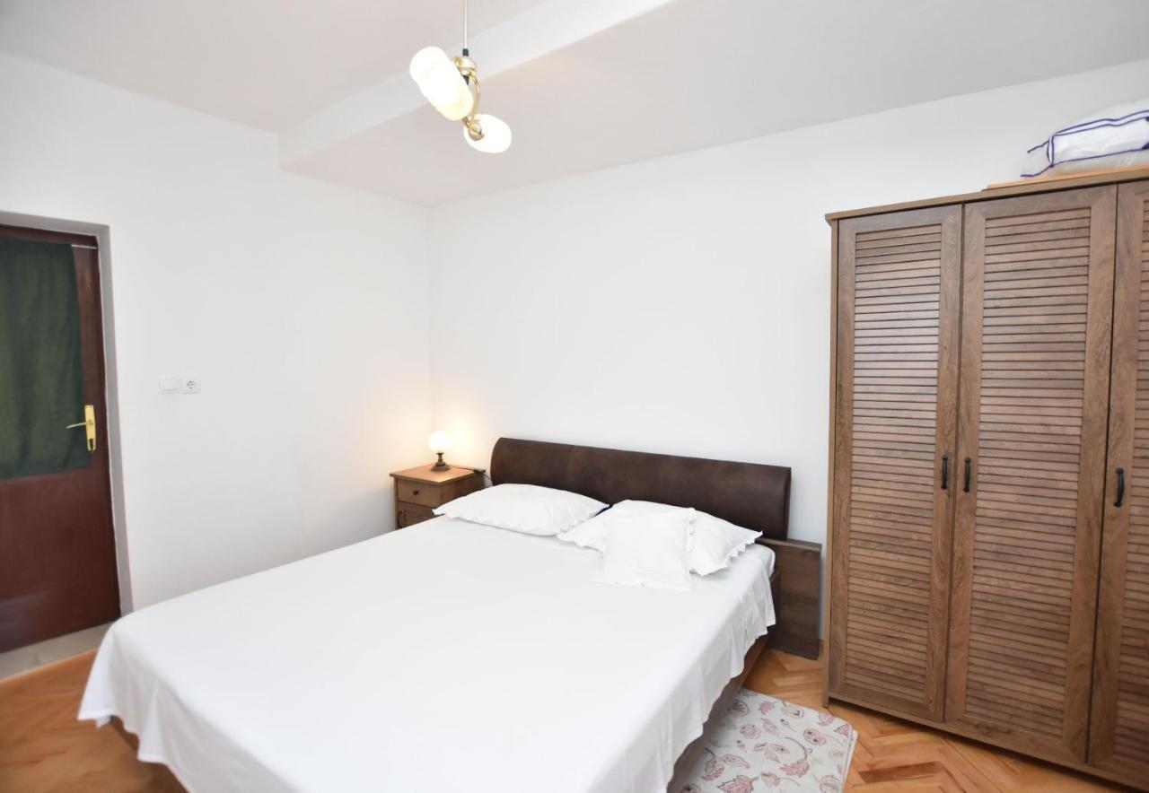 Apartment Miledina Примоштен Екстер'єр фото