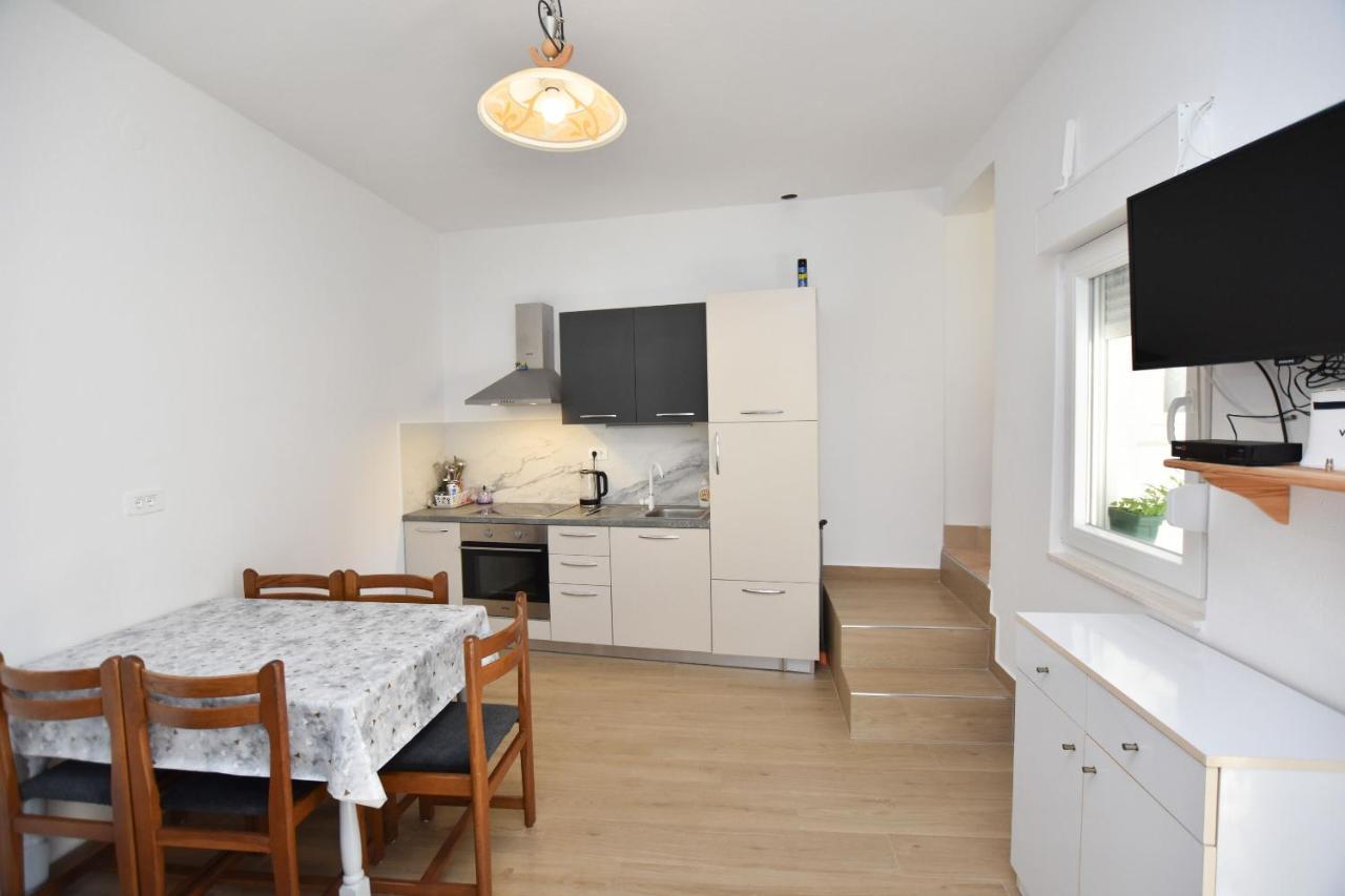 Apartment Miledina Примоштен Екстер'єр фото