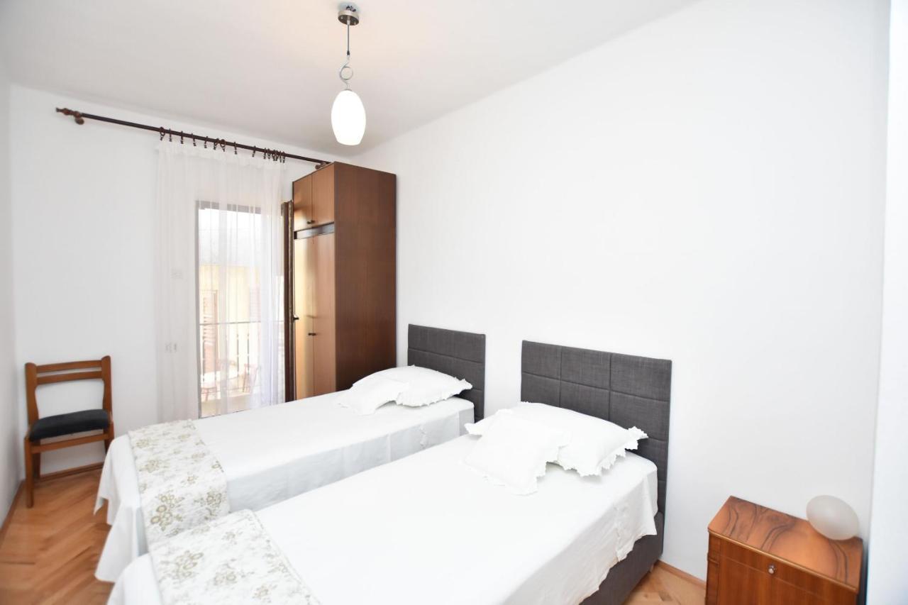 Apartment Miledina Примоштен Екстер'єр фото