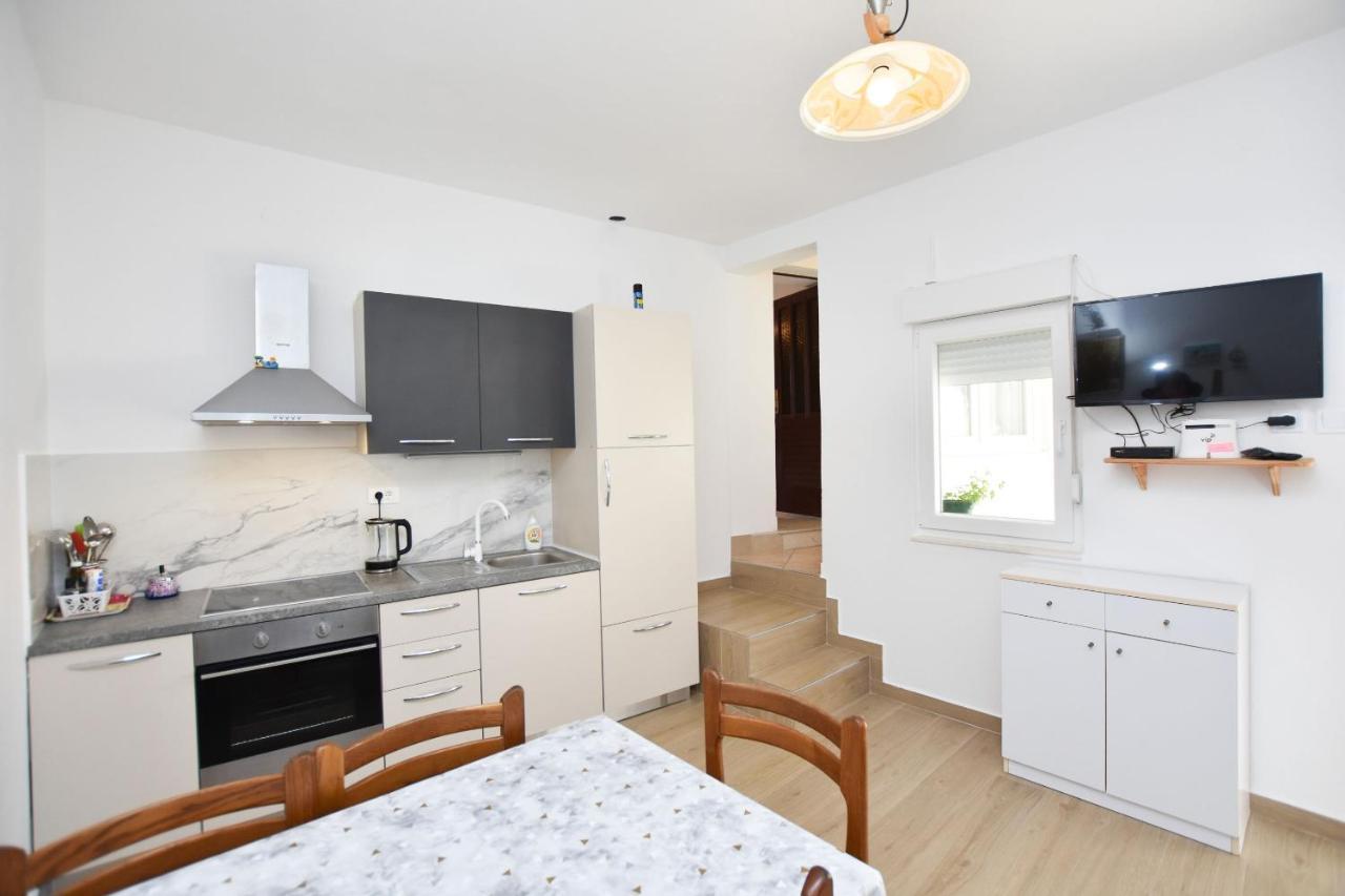 Apartment Miledina Примоштен Екстер'єр фото